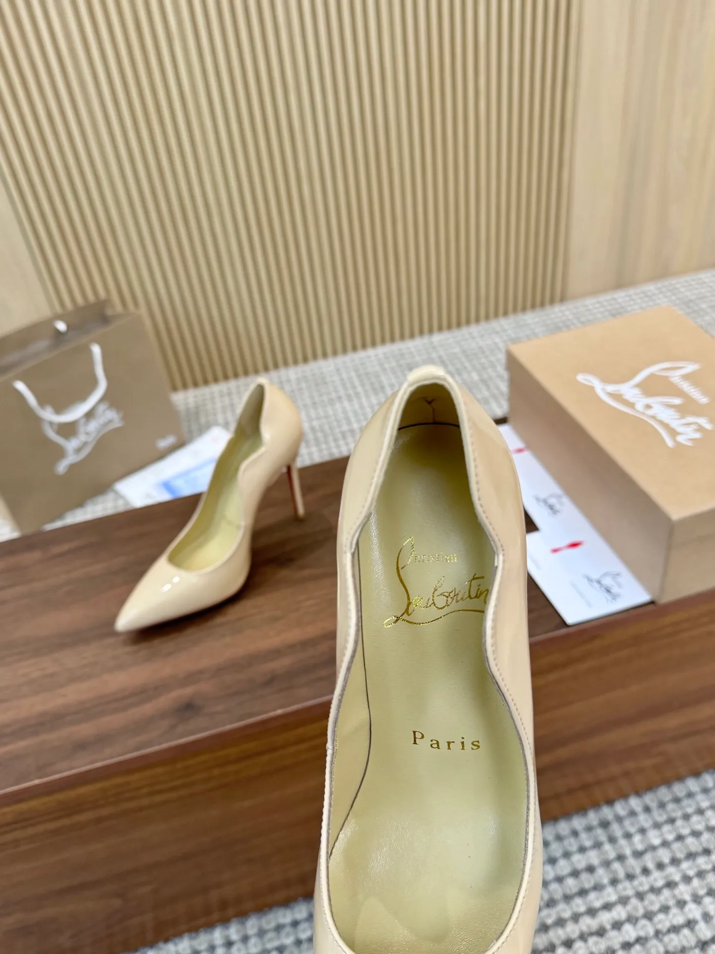 👟👟Ex-factory price 440 👟👟 Genuine leather sole +40 shipped all year round 💝Christian Louboutin CL👠 "Imported cow patent leather💎 series" noble and luxurious, real blingbling👟👟 real materials, all customized by the pattern maker, and the materials are made of original customized materials, achieving the taste of the original 5 color options💍 Upper: imported 👉cow patent leather💪 lining: sheepskin foot pad/lining code number: 34-40.41.42 heel height: two options: 10.5cm and 8.5cm